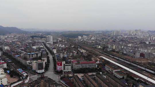 疫情期间空无一人的小城火车站上饶横峰县