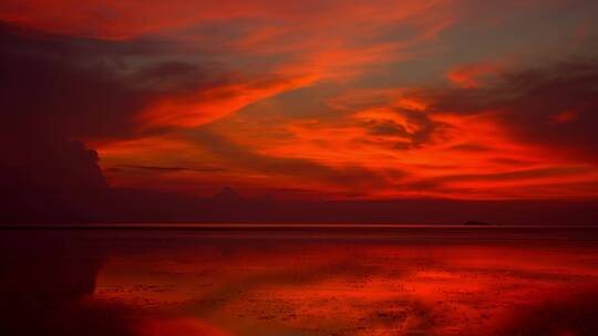 日落时分海边红色的云 