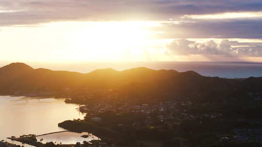 风景秀丽的夏威夷群岛，夏日清晨太阳光束云