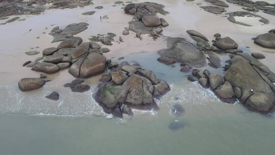 航拍大海海洋礁石沙滩海浪大海日出