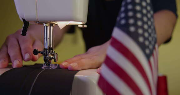 裁缝缝纫旁边的美国国旗30b