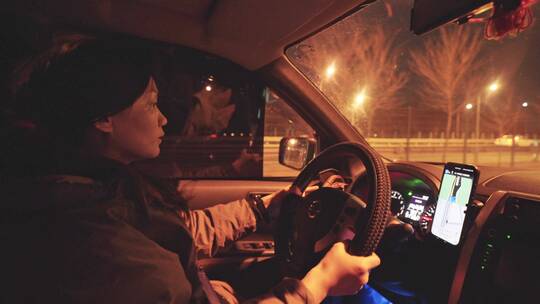 夜间驾驶女子夜间开车高速危险新手