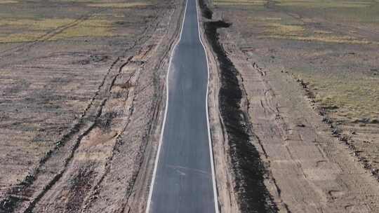 西藏阿里地区札达盆地公路旅行风光