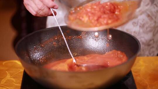 厨师熬制番茄料汁视频素材模板下载
