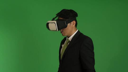 男士在绿幕下戴虚拟眼睛视频素材模板下载