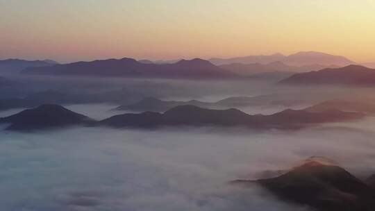 航拍清晨山顶云海翻滚层峦叠嶂山峰水墨美景