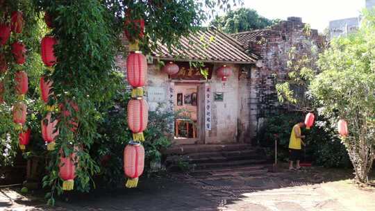 古旧建筑前悬挂红灯笼场景