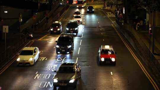 香港城市道路夜晚繁忙交通车流路况汽车行驶