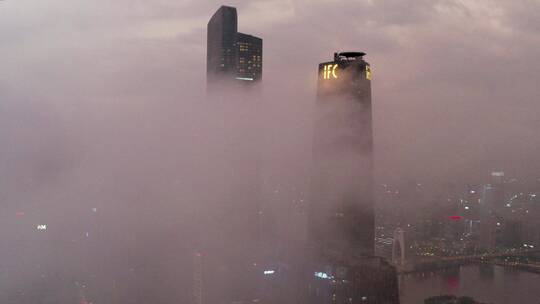 广州市回南天云雾缭绕的都市建筑