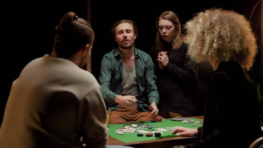 赌客围着桌上赌博