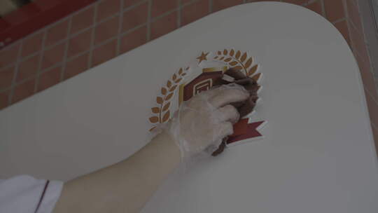 戴手套擦拭桌面标志