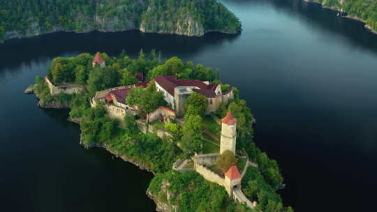 捷克共和国Zvikov城堡与传统红色屋顶河流和森林的俯视图