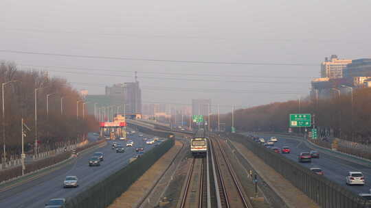 北京城市行驶中的地铁车流空气污染雾霾