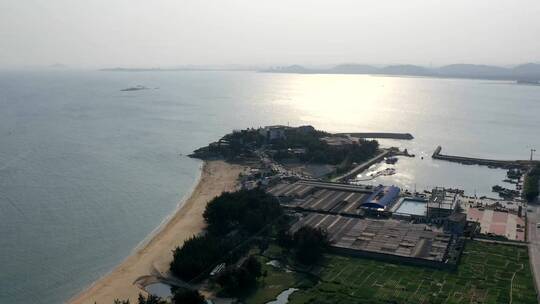 海边小镇航拍唯美海岸线海边沙滩风景