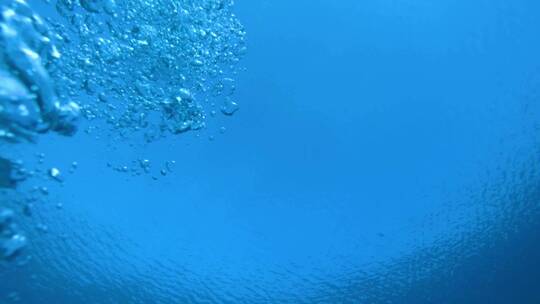 蓝色的水和气泡