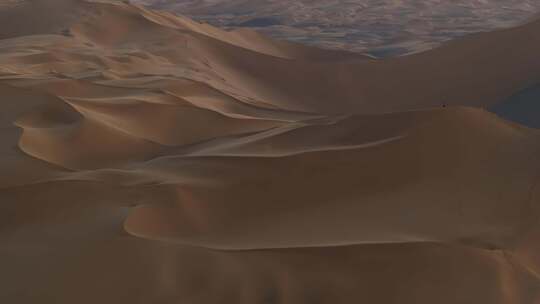 航拍黄昏时的新疆库木塔格沙漠视频素材模板下载