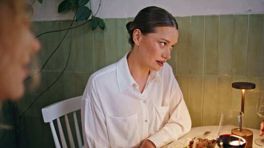 女士朋友聊天自助餐厅享受食物饮料特写女人