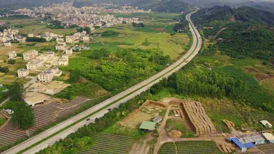 航拍穿过乡村的高速公路