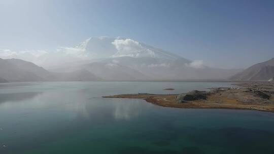 新疆喀拉库勒湖慕士塔格峰雪山风光