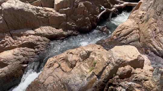 山间岩石间流淌的湍急溪流