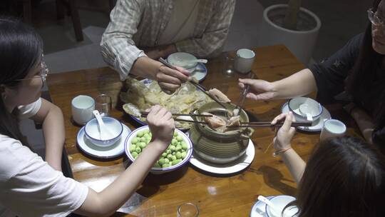 餐厅里吃饭的一群年轻人