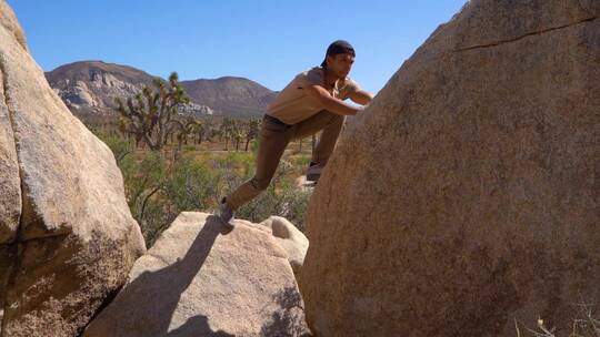 男人在攀爬岩石