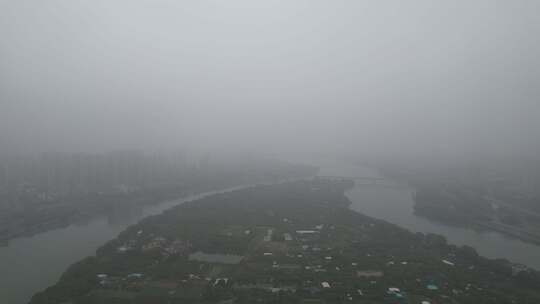 雨雾中的广东东江流域航拍