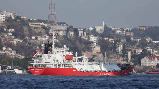 运输燃料、液化气、油轮的货船，博斯普鲁斯海峡伊斯坦布尔土耳其16.01.2023