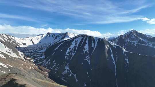 中国西藏那曲高原雪山风光 连绵不断的雪山