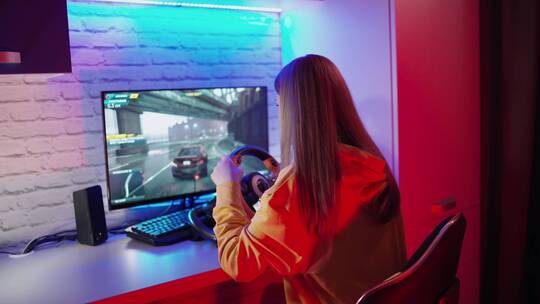 用电脑玩赛车游戏的女孩视频素材模板下载