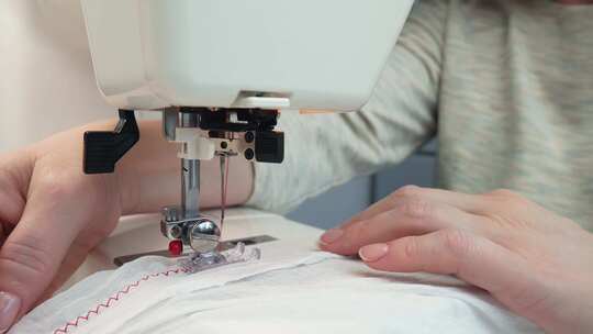 服装工厂缝纫机缝布料