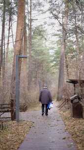 长白山森林散步老人