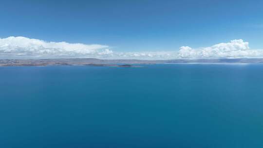 西藏纳木措海天一色高原湖泊晴天风景