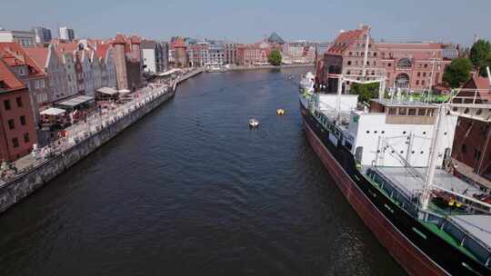 波兰格但斯克中心运河上游船航行的无人机视频