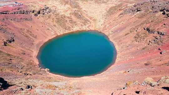 冰岛火山口湖的无人机镜头