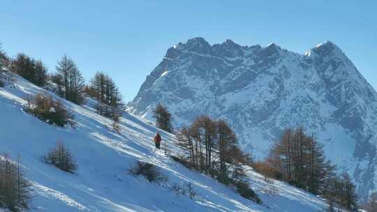 实拍登雪山画面