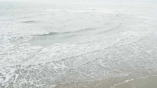 广东雷州海边海浪沙滩
