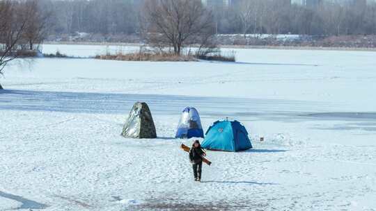 钓鱼帐篷冰河北方冬季