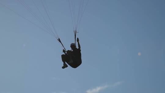 滑翔伞运动员在空中自由滑翔视频素材模板下载