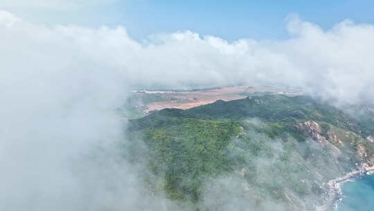 平流雾下的陡峭山悬崖和海岸线