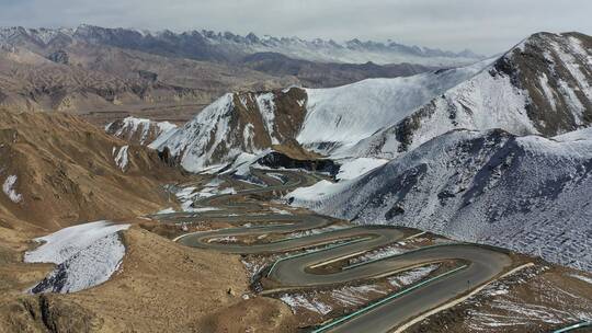 航拍新疆塔县帕米尔高原盘龙古道雪山公路