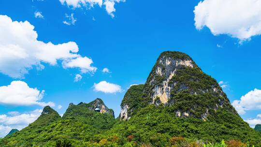 广西桂林山水阳朔月亮山