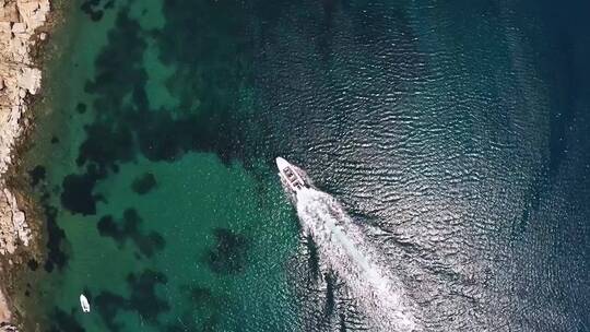 游艇在海面上行驶