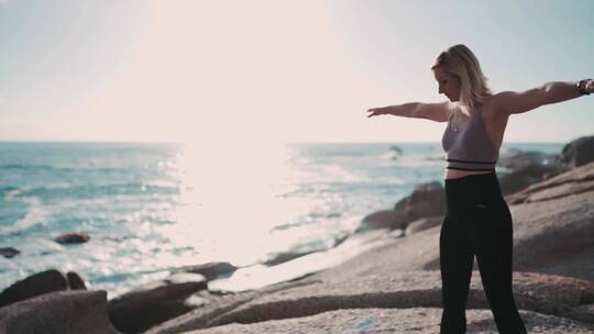 一个女人在海边做瑜伽
