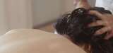 按摩治疗师按摩的女人的头发高清在线视频素材下载