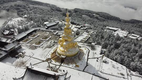 航拍佛教名山四川峨眉山金顶大佛，云雾缭绕