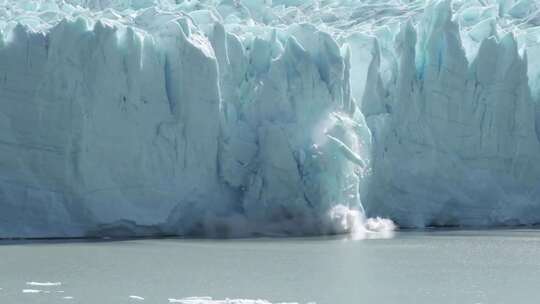 冰川融化崩裂