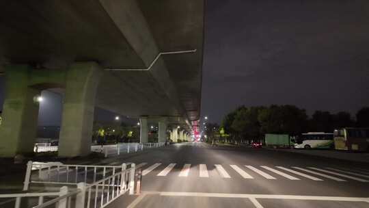 城市夜晚夜景开车第一视角汽车窗外沿途风景