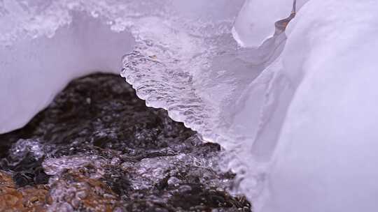 初春 冰雪融化 解冻 冰层 流水 融冰 河流