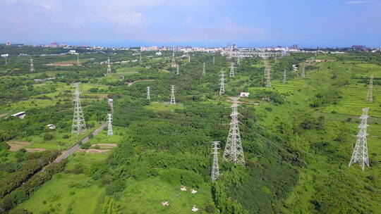 台湾工业园区高速公路和高压金属柱的鸟瞰图